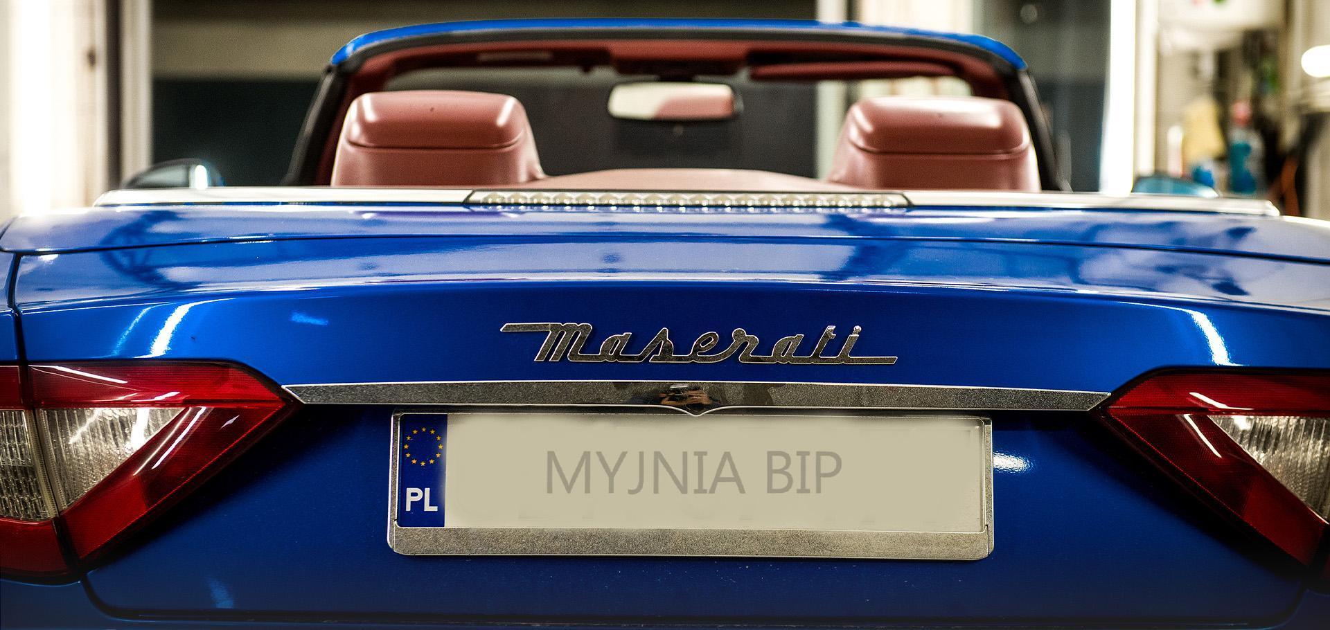 Slajd #1 - niebieski samochód sportowy z tablicą rejestracyjną myjni